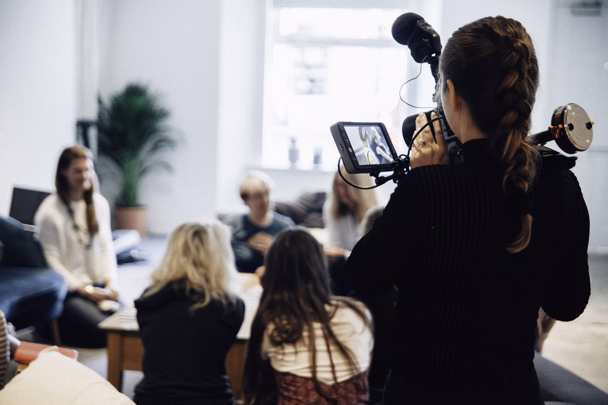 Inimene filmib videokaameraga